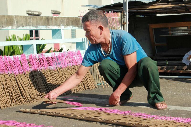 Dù có truyền thống hàng trăm năm, số hộ còn bám nghề hiện nay còn lại không nhiều, bởi lẽ việc sản xuất hương đòi hỏi sự tỉ mỉ, kiên trì nên không phải ai cũng đủ lòng theo đuổi. Điều này khiến làng nghề đứng trước nguy cơ mai một nếu không có sự tiếp nối từ thế hệ trẻ