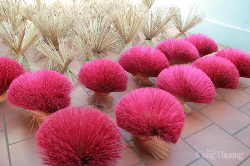 Trong số những gia đình trụ lại với nghề, gia đình ông Đoàn Văn Mậu là một trong những hộ tiêu biểu. Nhiều đời nay, gia đình ông vẫn giữ nếp làm hương thủ công, coi đó như phần hồn của quê hương. Với ông, mỗi nén hương thành hình đều là kết tinh của sự cần mẫn và niềm trân trọng đối với nghề