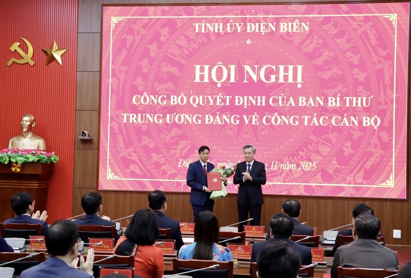 Phó Trưởng Ban Tổ chức Trung ương Nguyễn Quang Dương trao Quyết định cho ông Lê Văn Lương, Phó Bí thư Tỉnh ủy, Chủ tịch UBND tỉnh Lai Châu được điều động giữ chức Phó Bí thư Tỉnh ủy Điện Biên, nhiệm kỳ 2025 – 2030.
