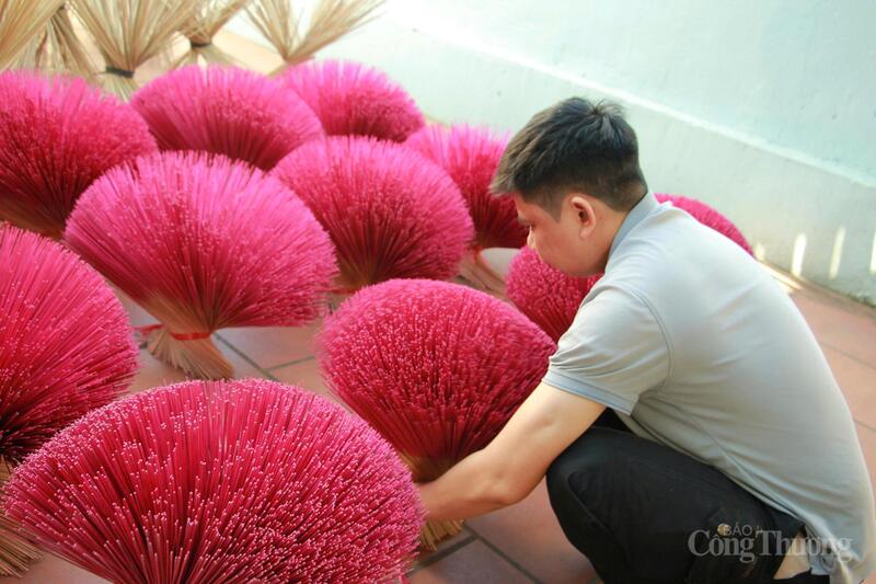 Hương Đông Khê được tạo nên từ những nguyên liệu hoàn toàn tự nhiên như bột cây bài, nhựa trám, tre vầu. Người làm nghề tuyệt đối không sử dụng hóa chất để giữ cho hương có mùi thơm thanh, không gây cay mắt. Chính sự tinh sạch ấy giúp hương Đông Khê được nhiều người ưa chuộng.