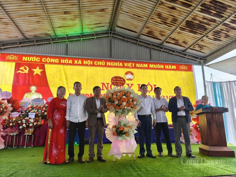 Lãnh đạo xã Tam Sơn tặng hoa chúc mừng bà con nhân dân Ngày hội Đại đoàn kết toàn dân tộc.