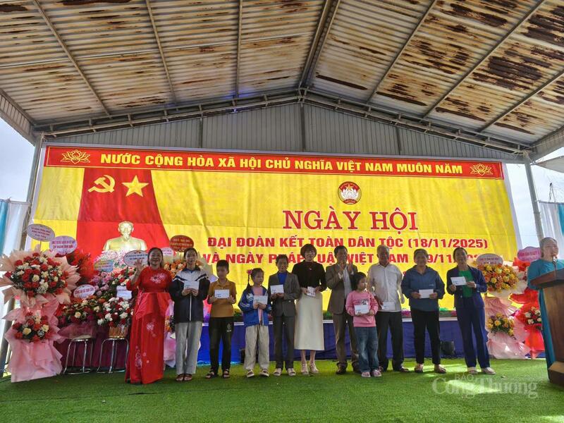 Đại diện Ban Công tác Mặt trận thôn Đoàn Kết trao quà cho các cháu học sinh giỏi.