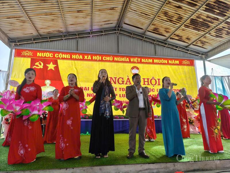 Tưng bừng ngày hội Đại đoàn kết tại thôn Đoàn Kết, xã Tam Sơn, tỉnh Phú Thọ.