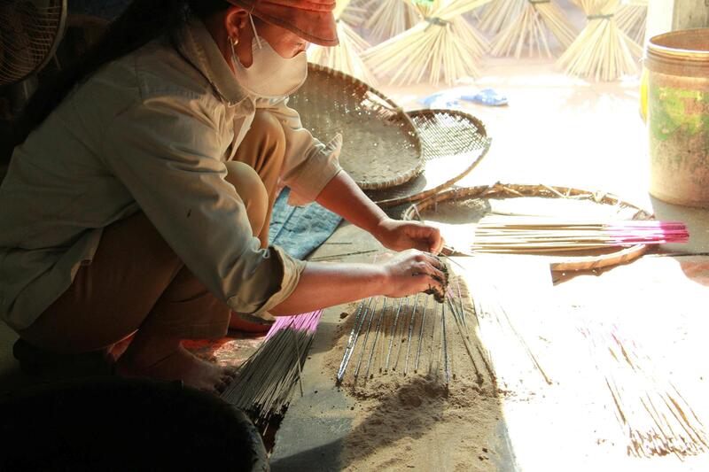 Để làm ra một que hương, người thợ phải trải qua rất nhiều công đoạn, trong đó có những khâu rất tốn sức. Tăm hương phải được chẻ từ cây vầu già, đều và không bị nứt. Sau đó là quá trình trộn bột, nhào nguyên liệu và lăn hương bằng đôi tay khéo léo, tạo nên độ tròn và độ dính vừa vặn.