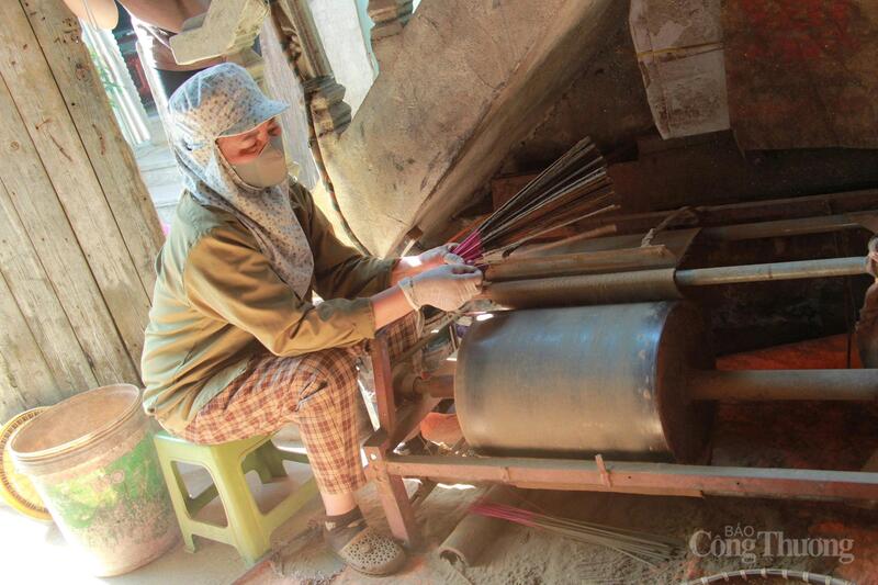 Khi lăn xong, từng que hương được phủ lớp bột bài, loại thảo mộc giúp hương cháy đều và tỏa mùi nhẹ dịu. Đây là công đoạn đòi hỏi sự đều tay để hương không bị vón hay rơi bột. Mùi thơm đặc trưng của bột bài cũng là dấu hiệu nhận diện của hương Đông Khê so với nhiều nơi khác.