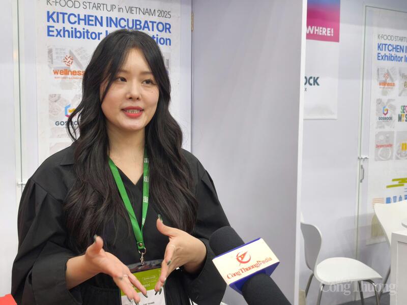 Bà Kim Aerin, CEO thương hiệu Beancrunchy (Hàn Quốc) trao đổi với phóng viên Báo Công Thương
