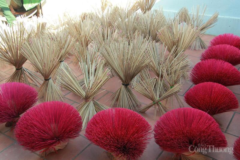 Phơi hương là chặng cuối nhưng rất quan trọng trong quá trình sản xuất. Những phên hương được đưa ra sân, xếp tỏa tròn như những bông hoa rực rỡ dưới nắng. Tuy nhiên, thời tiết thất thường đôi khi trở thành mối lo lớn, bởi chỉ một trận mưa bất chợt cũng có thể làm hỏng toàn bộ mẻ hương.