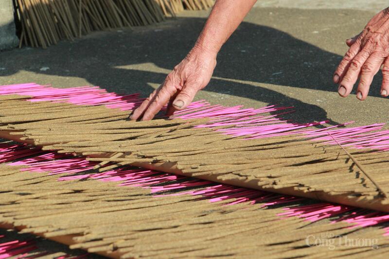 Thu nhập của người làm hương tăng đáng kể trong vụ Tết, bởi sản lượng bán ra luôn cao gấp nhiều lần ngày thường. Đây cũng là lý do nhiều hộ dân chọn duy trì nghề, dù vất vả nhưng vẫn giúp họ có thêm nguồn sống ổn định. Vào những ngày cao điểm, cả nhà thường phải làm từ sáng sớm đến khuya.