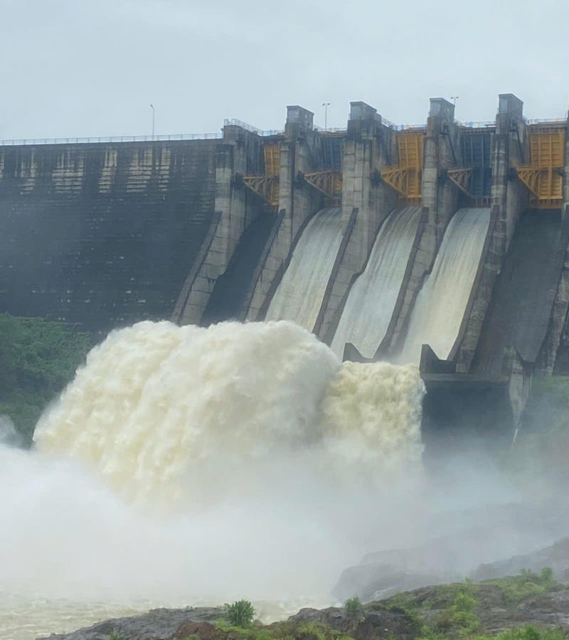 Hồ chứa thuỷ điện Bình Điền điều tiết lũ. Ảnh: Nguyễn Tuấn