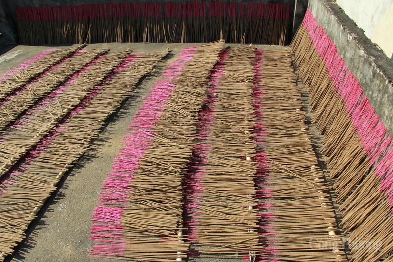 Nhờ giữ trọn tâm huyết với nghề, hương Đông Khê vẫn được nhiều người tin dùng. Hương cháy đều, tỏa khói nhẹ, không pha hóa chất, tàn uốn cong đẹp như vòng nguyệt. Những bó hương đỏ thắm mang theo mùi quê, tình người xứ Thanh được gửi đi khắp nơi, trở thành nét quen thuộc trong ngày Tết của nhiều gia đình