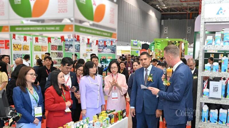 Thứ trưởng Bộ Công Thương Phan Thị Thắng tới tham quan các gian hàng tại hội chợ.