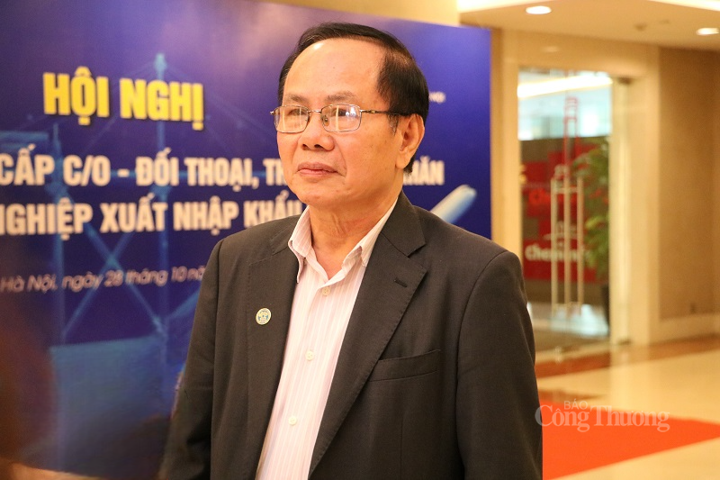 Herr Nguyen Van Dong, styreleder i Hanoi Textile and Garment Association, svarte på et intervju med Cong Thuong Newspaper. Foto: Phong Lam