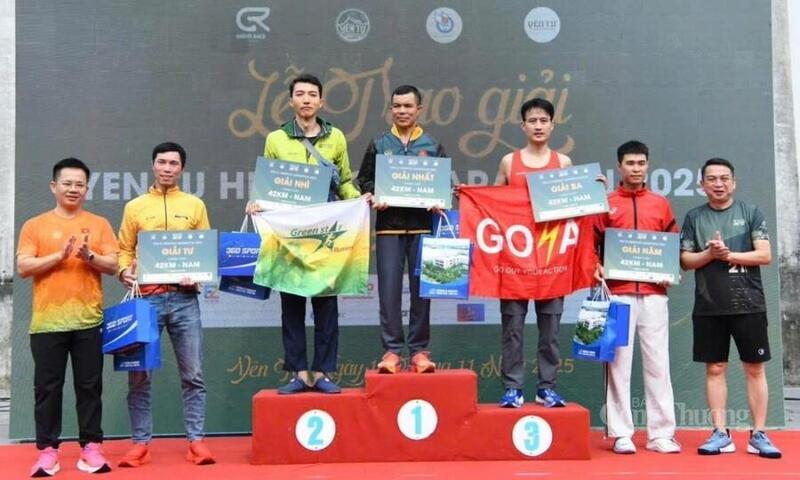 Ban tổ chức trao giải tặng các vận động viên nam xuất sắc.