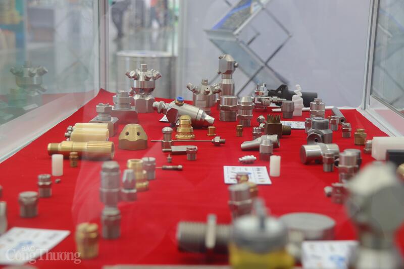 Prosesseringsmuligheter på stedet bidrar til å støtte industribedrifter i å proaktivt finne komponenter, forbedre kvaliteten og akselerere deltakelse i forsyningskjedene til store selskaper. Foto: Thanh Tuan