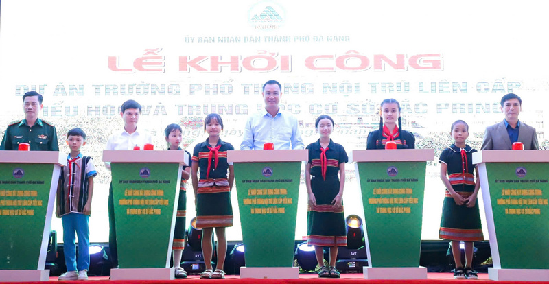 Bí thư Thành ủy Đà Nẵng Lê Ngọc Quang dự và thực hiện nghi thức khởi công dự án Trường phổ thông nội trú liên cấp Tiểu học và THCS Đắc Pring.