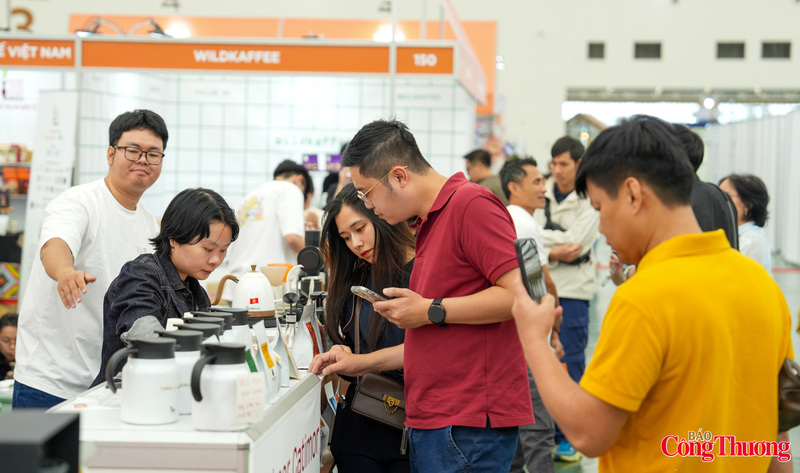 Việt Nam hiện đang là quốc gia dẫn đầu trong sản xuất cà phê Robusta và đứng thứ hai thế giới về xuất khẩu cà phê. Sau 10 tháng năm 2025, kim ngạch xuất khẩu cà phê đạt 7,41 tỉ USD, tăng gần 62% so với cùng kỳ năm 2024. Tỉ trọng xuất khẩu cũng cao kỷ lục, đã vượt 32% của cả năm 2024.