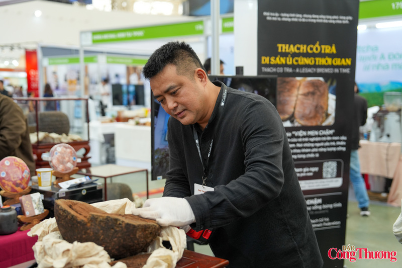 Trong khuôn khổ sự kiện giới thiệu sản phẩm mới, Thạc sỹ Nguyễn Đăng Bền, nhà sáng lập kiêm Giám đốc điều hành (CEO) của thương hiệu Thạch Cổ Trà, đã thu hút sự chú ý đặc biệt khi vén màn bí mật về dòng trà lên men độc đáo của mình.