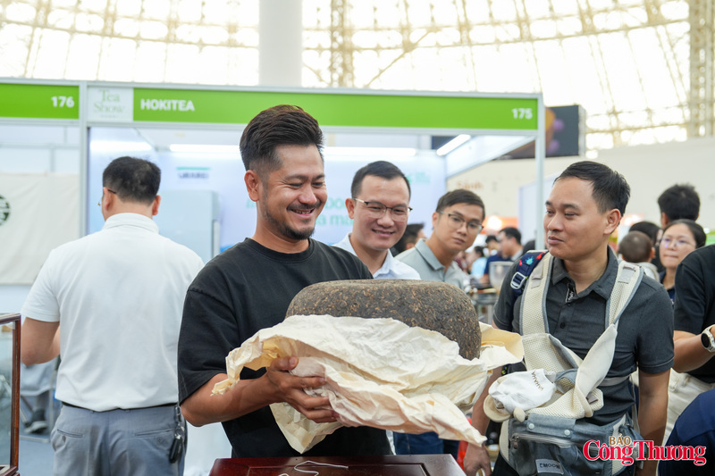 Thạch Cổ Trà được ông Bền giới thiệu là phiên bản cận nhất với loại trà cống huyền thoại trong lịch sử trà đạo: Phổ Nhĩ Mỹ Nhân Đầu Chỉ – một thức uống xa hoa, gần như chỉ dành riêng cho các Hoàng đế Trung Hoa cổ xưa.