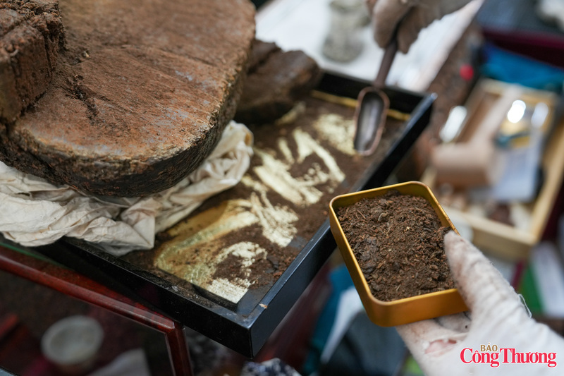 Thạch Cổ Trà không chỉ là một sản phẩm, mà là một trải nghiệm văn hóa ẩm thực đỉnh cao. Với những người sành trà, giá trị của loại trà này được thể hiện qua mức giá ấn tượng: 6 triệu đồng/lạng (100 gram). Đặc biệt, chỉ cần 1 gram Thạch Cổ Trà có thể sử dụng để pha tới 8-10 lần nước mà hương vị vẫn giữ được sự tinh tế, minh chứng cho chất lượng cô đọng và độ bền bỉ hiếm có của dòng trà lên men này.