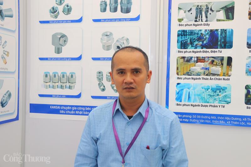 Herr Hoang Van Hung, direktør i Kansai Industrial Joint Stock Company, snakket med journalister fra Cong Thuong Newspaper i forbindelse med Vietnam Industry and Technology Week 2025. Foto: Thanh Tuan