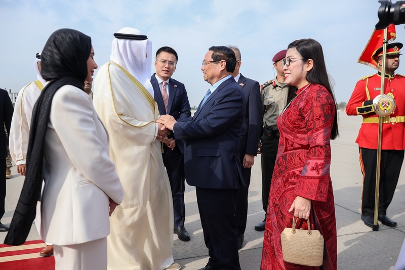 Hoàng thân, Cố vấn cao cấp của Thủ tướng Kuwait Basel Humood AL Sabah đón Thủ tướng Chính phủ Phạm Minh Chính cùng Phu nhân và Đoàn đại biểu cấp cao Việt Nam tại sân bay. Ảnh: VGP/Nhật Bắc
