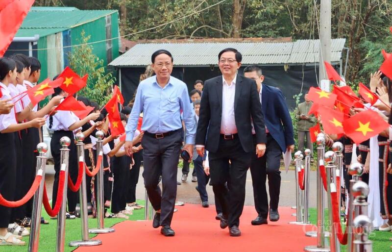 Phó Thủ tướng Chính phủ Hồ Quốc Dũng (phải) và Chủ tịch UBND tỉnh Gia Lai Phạm Anh Tuấn dự buổi lễ.