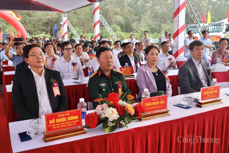 Các đại biểu tham dự lễ khởi công.