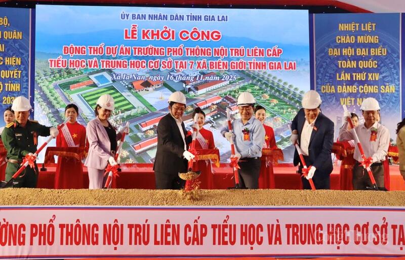 Các đại biểu thực hiện nghi thức khởi công (động thổ) dự án Trường phổ thông nội trú liên cấp Tiểu học và Trung học cơ sở tại 7 xã biên giới tỉnh Gia Lai.