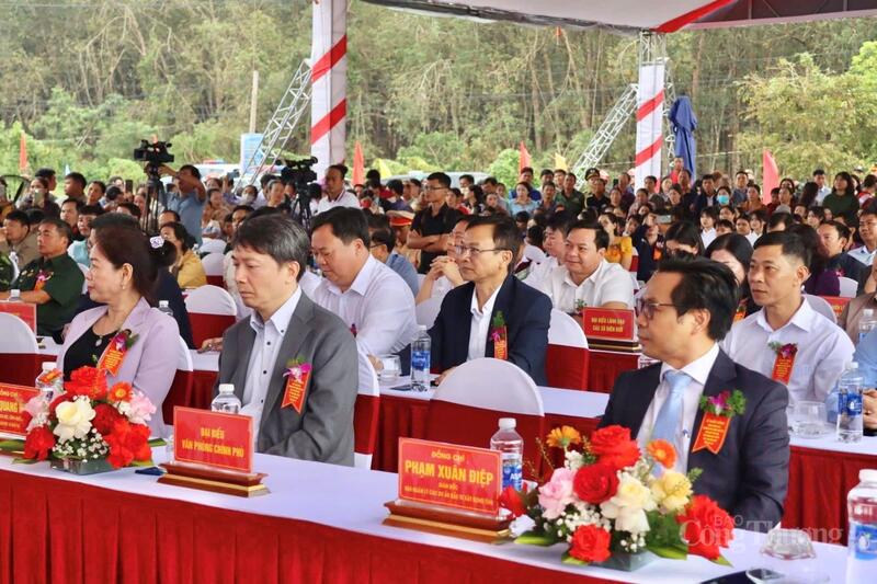 Các đại biểu tham dự lễ khởi công.