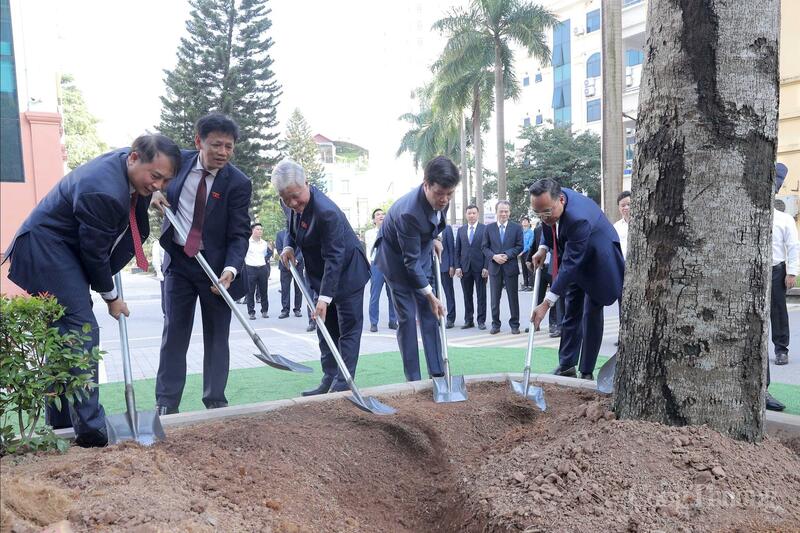 Phó Chủ tịch Thường trực Quốc hội Đỗ Văn Chiến trồng cây tại Trường Đại học Công nghiệp Hà Nội.