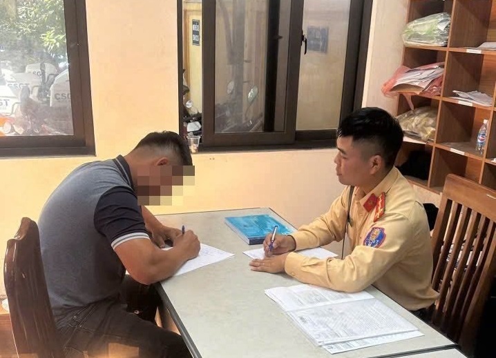 Lực lượng Cảnh sát giao thông xử lý trường hợp vi phạm giao thông sau phản ánh của người dân. Ảnh: Cục Cảnh sát giao thông