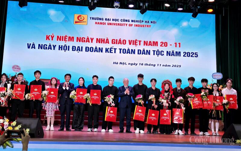 Phó Chủ tịch Thường trực Quốc hội tặng hoa cho 15 sinh viên người dân tộc thiểu số.