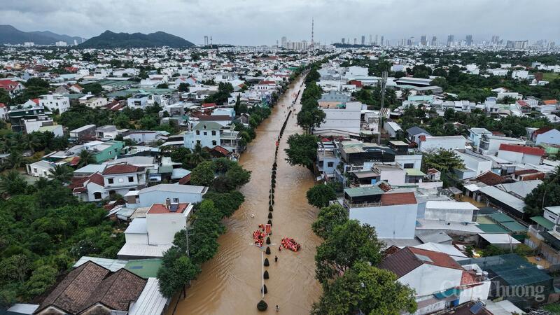 Lực lượng chức năng dùng phao và thuyền để sơ tán người dân trên tuyến đường 23/10.