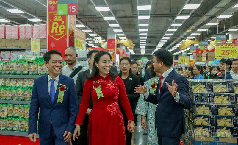 Các đại biểu tham quan trung tâm thương mại MM Supercenter Đà Nẵng.