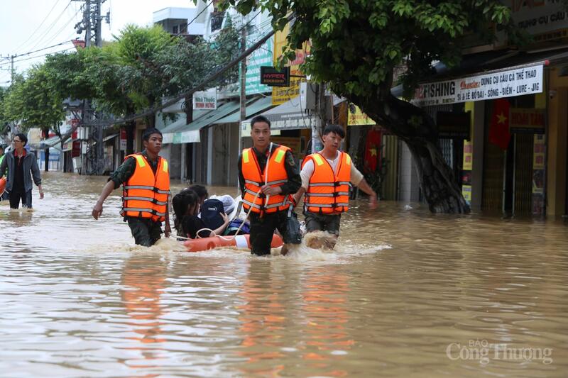 Người dân được lực lượng chức năng hỗ trợ vận chuyển người và đồ đạc ra khỏi khu vực ngập úng.