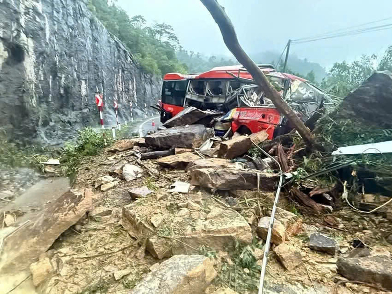 Vụ sạt lở đất, đá trên đèo Khánh Lê khiến 6 người thiệt mạng, 19 người bị thương.