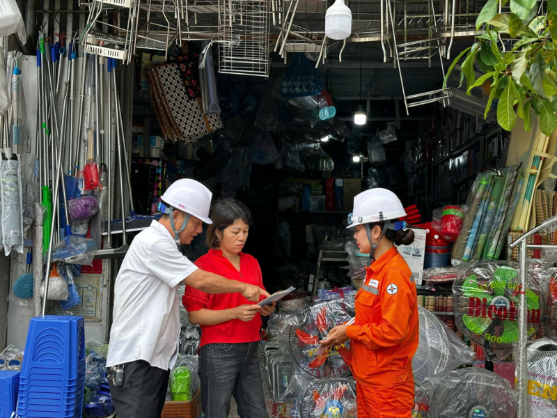 Công nhân Đội Quản lý điện lực khu vực Hạ Long tuyên truyền về an toàn hành lang lưới điện