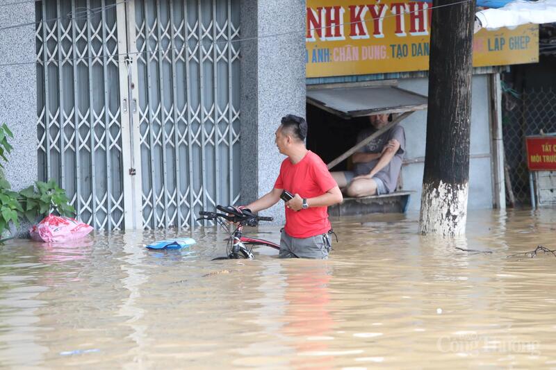 Nước lũ dâng nhanh, có nơi ngập sâu nửa mét, đoạn trên 1m khiến nhiều người dân bị cô lập.