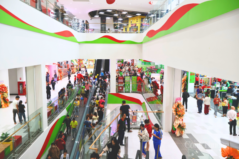 Người dân tham quan, mua sắm tại MM Supercenter Đà Nẵng.