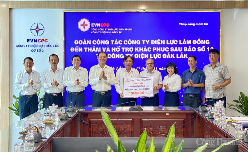 Công ty Điện lực Lâm Đồng tặng bảng biểu trưng 100 triệu đồng cho Công ty Điện lực Đắk Lắk nhằm khắc phục thiệt hại sau bão số 13 (Kalmaegi)