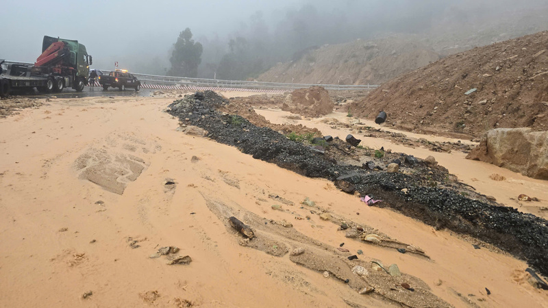 Tỉnh Khánh Hòa đang khẩn trương khắc phục sự cố tại quốc lộ 27 đoạn qua đèo Khánh Lê.