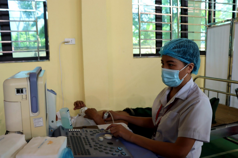 Nhân viên y tế tuyến xã thực hiện siêu âm cho người dân, góp phần nâng cao chất lượng chăm sóc sức khỏe ban đầu ở vùng cao.