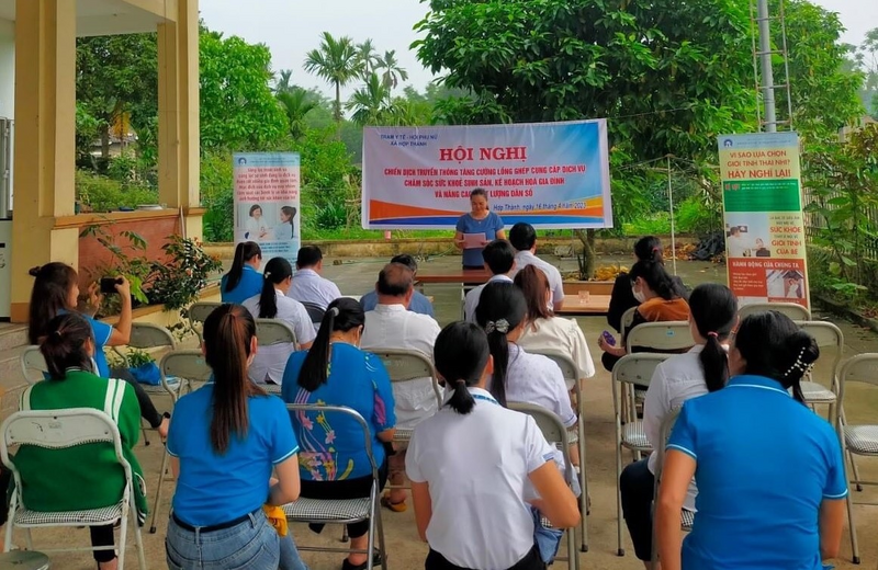 Trạm Y tế xã phối hợp tổ chức Hội nghị truyền thông lồng ghép về chăm sóc sức khỏe sinh sản, kế hoạch hóa gia đình và nâng cao chất lượng dân số cho người dân địa phương.