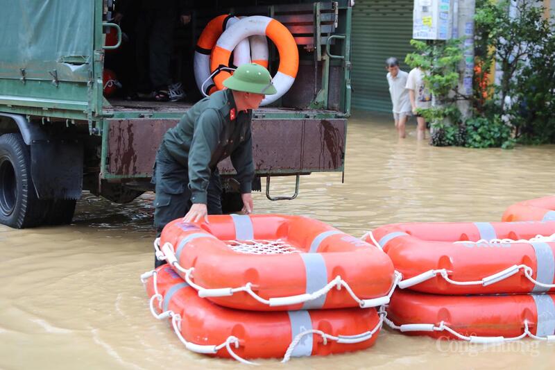 UBND phường Tây Nha Trang huy động 180 lực lượng đến hỗ trợ người dân trong vùng cô lập.
