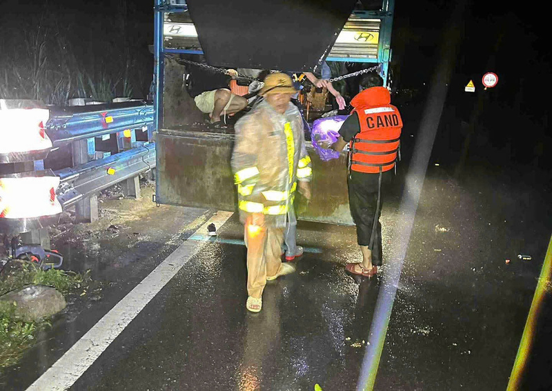 Ngay trong đêm 16/11, lực lượng chức năng đã có mặt tại hiện trường để di dời người và phương tiện gặp nạn