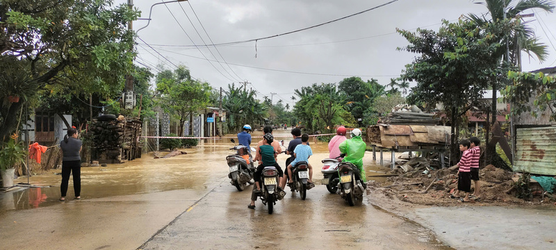 Mưa lớn kéo dài, nhiều xã vùng trũng tại TP. Đà Nẵng đến sáng 17/11 bị ngập lụt.