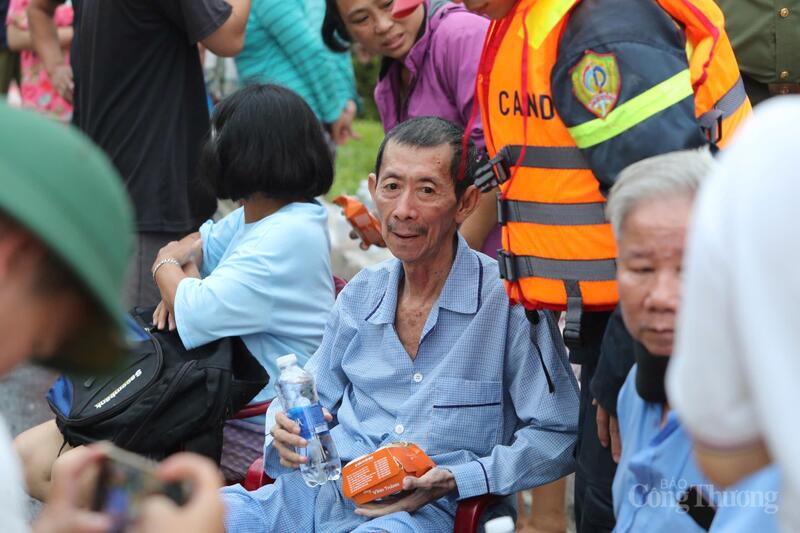 Người dân được lực lượng chức năng đưa ra khỏi các điểm ngập.