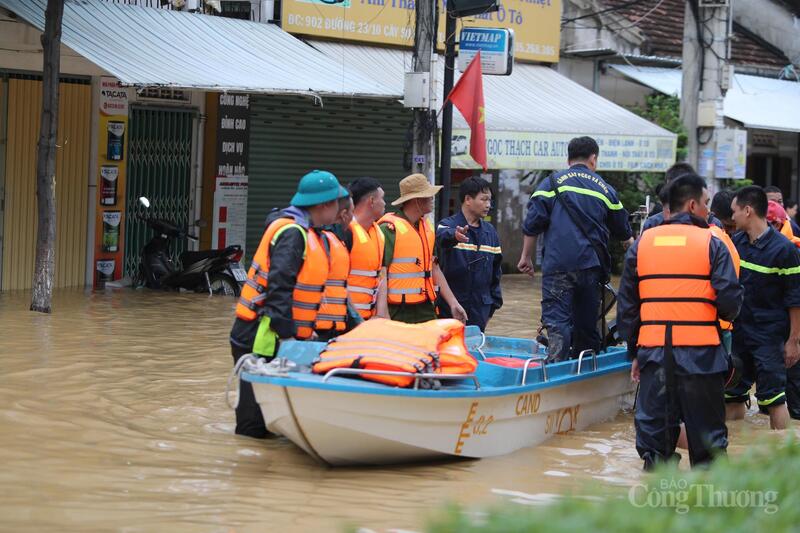 Thuyền, áo phao được các lực lượng chuẩn bị để hỗ trợ người dân.