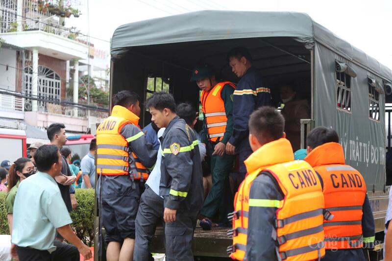 Lực lượng chức năng đưa người dân về nơi an toàn.