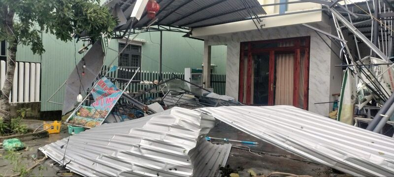 Cơn lốc giữa đêm khiến nhiều ngôi nhà bị tốc mái